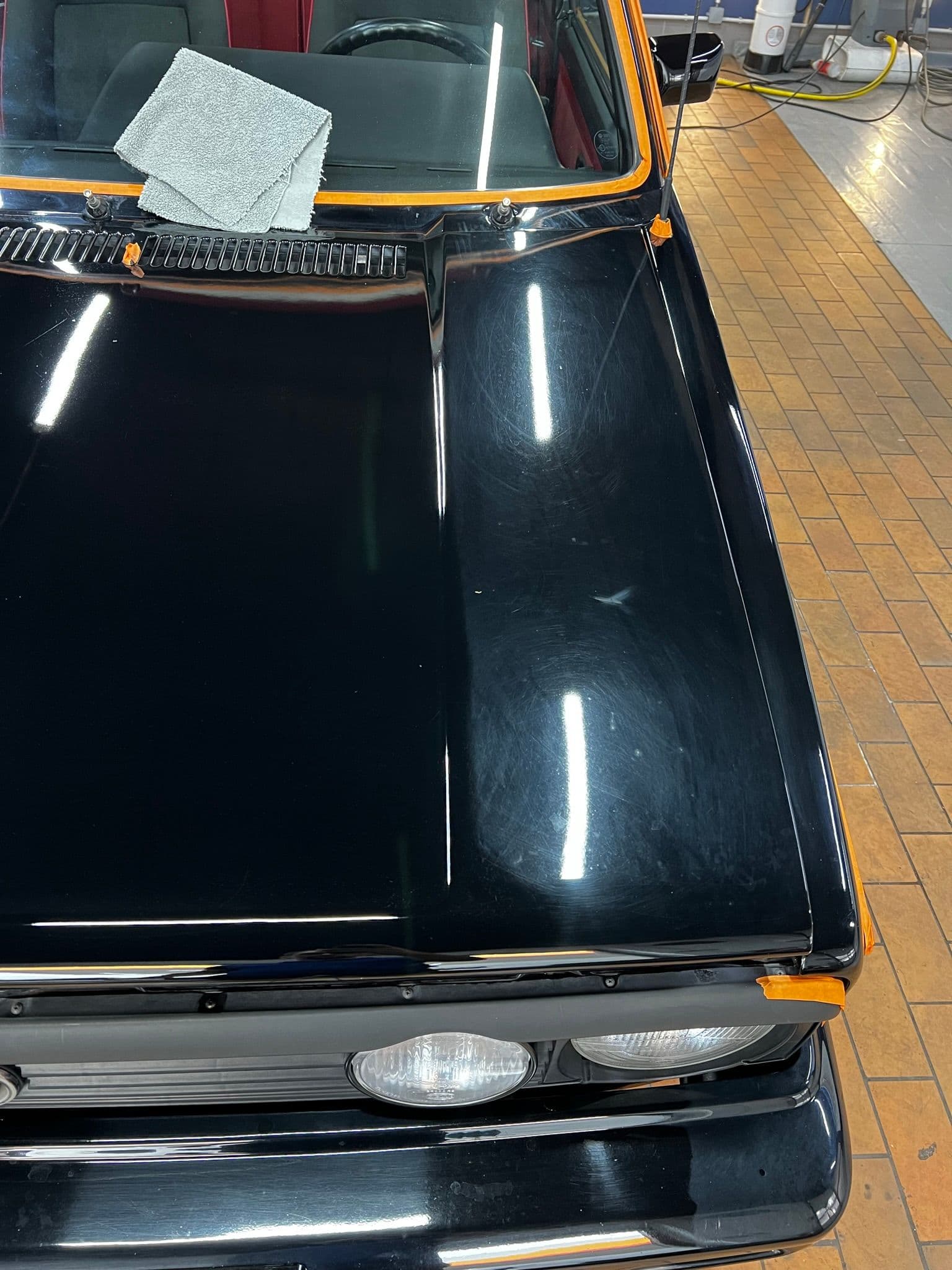 VW Golf Politur von schwarzen Lack