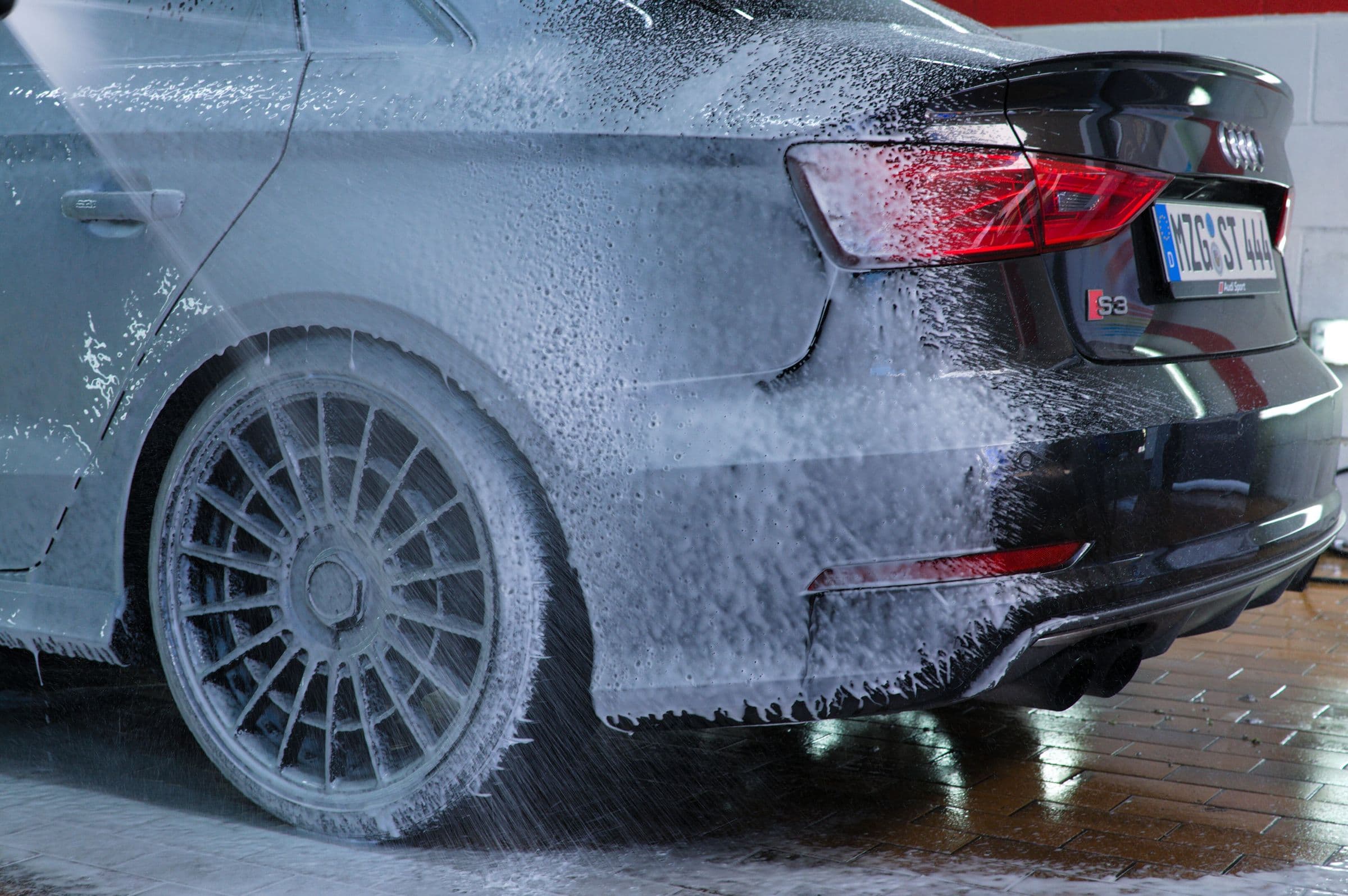 Schwarzer Audi S3 mit Schaum besprüht 