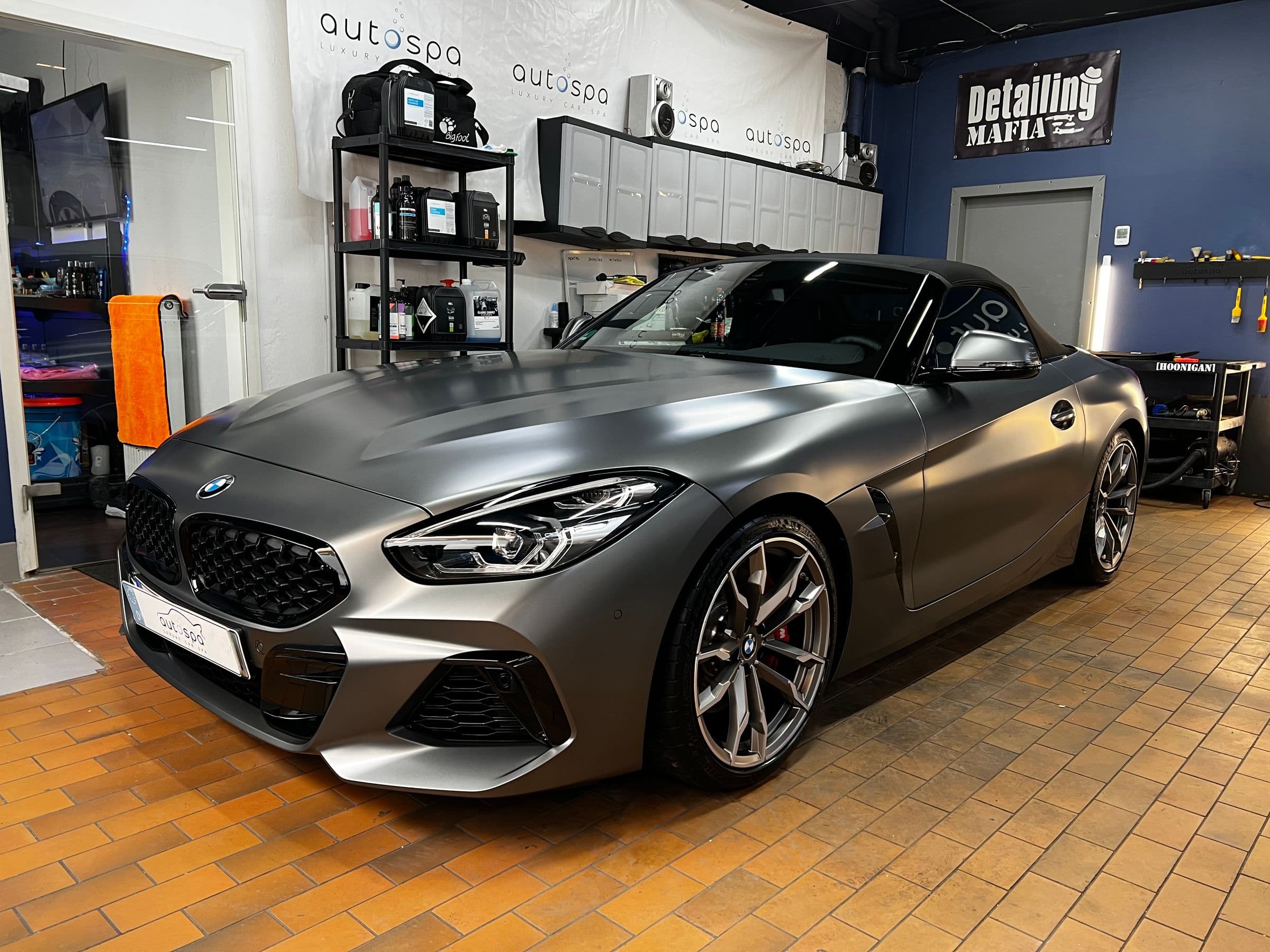 Mattgrauer BMW Z4 Roadster in der Halle, seitlich von vorne