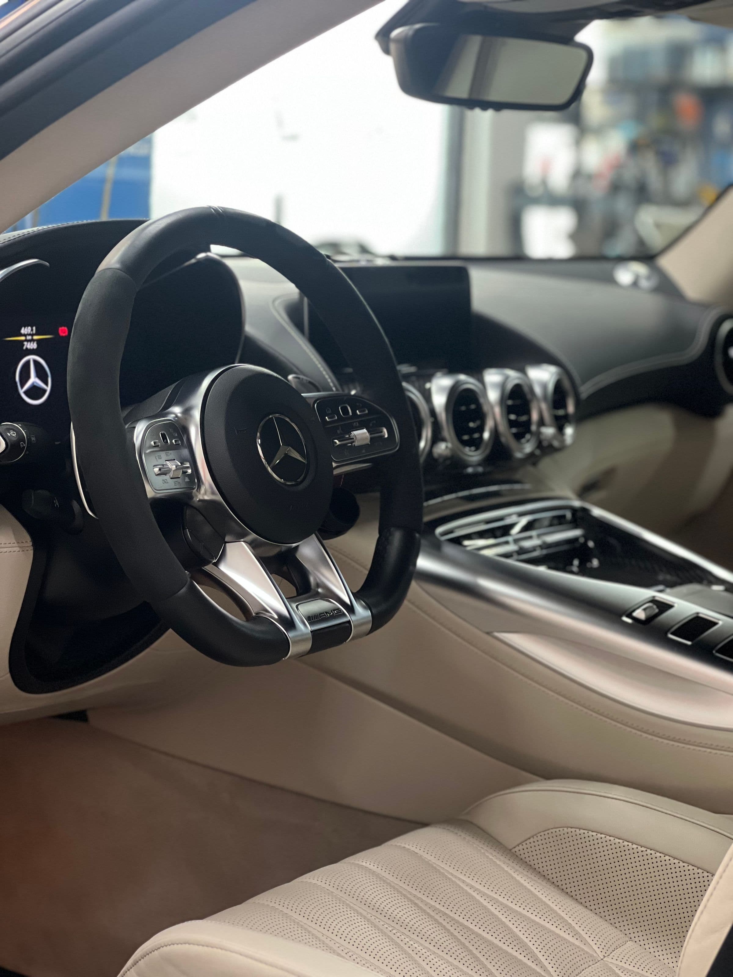 Lenkrad und Cockpit eines Mercedes-AMG nach der Innenreinigung
